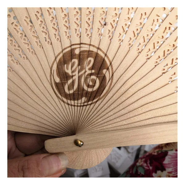 Geschnitzter Holz-Handfächer, durchbrochene Stäbe, Design 2